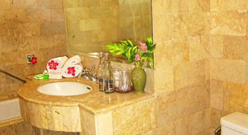 Hotel Ratna Кута Екстериор снимка